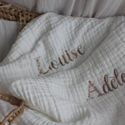 White Baby Blanket in Embroidered Cotton Gauze With Personalized First Name Flower Initial - Typo 2 - thumbnail 4