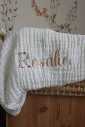 White Baby Blanket in Embroidered Cotton Gauze With Personalized First Name Flower Initial - Typo 2 - thumbnail 1