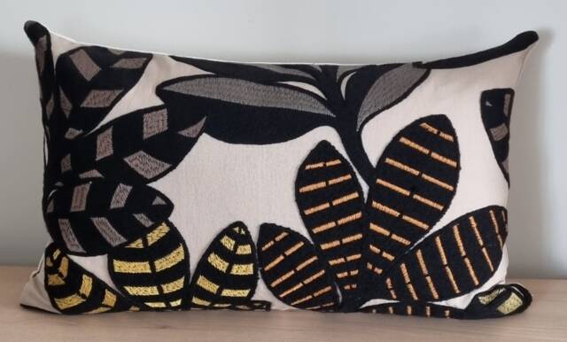 Designers Guild Tanjore Natural & Omega Velvet Cushion Cover 35x55 cm - image 1
