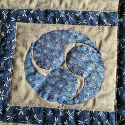 Handmade Japanese Fabric Patchwork/Applique - Kokeshi, Sashiko, Kimono Small Throw Cover, 124x93cm - thumbnail 2