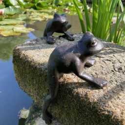 Pair Of Small Cast Iron Metal Shelf Hanging Frog Statue Garden Ornaments - thumbnail 3