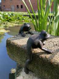 Pair Of Small Cast Iron Metal Shelf Hanging Frog Statue Garden Ornaments - thumbnail 1