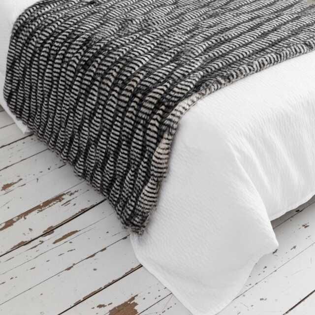 Black Faux Fur Pheasant Feather Pattern Blanket 240 X 65 cm - image 1