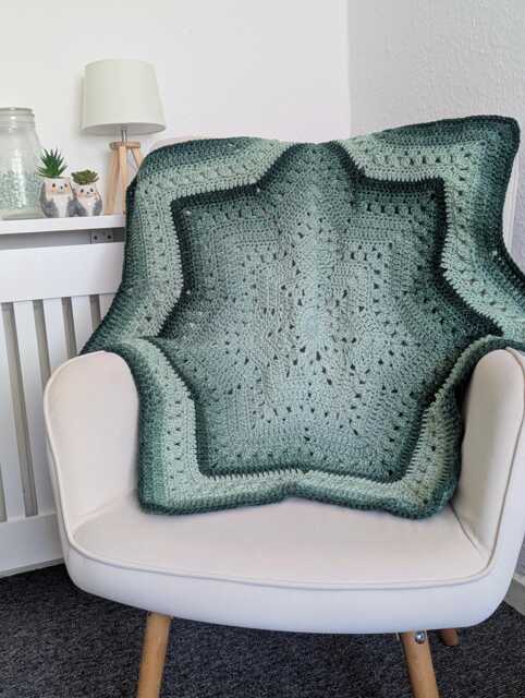 Green Ombre Star Crochet Blanket, Soft Acrylic Baby Throw, Cozy Nursery Accent - image 1