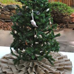 Christmas Tree Skirt in Natural Burlap Ruffled Design - thumbnail 2
