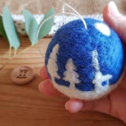 Needle Felted Christmas Tree Bauble, Snow Night Scene Ornament, Blue & White Decoration - thumbnail 2