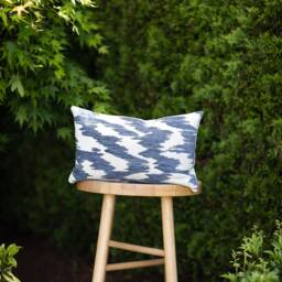 Delta -- Indoor/Outdoor Indigo & White Abstract Pillow Cover ??? Outdoor & Lumbar - thumbnail 2