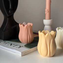 Hand Poured Tulip Soy Wax Candle - Sculptural Home Decor - thumbnail 3