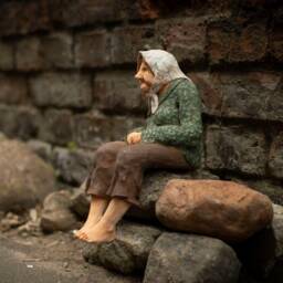 Grandma Sitting I - Green - thumbnail 3
