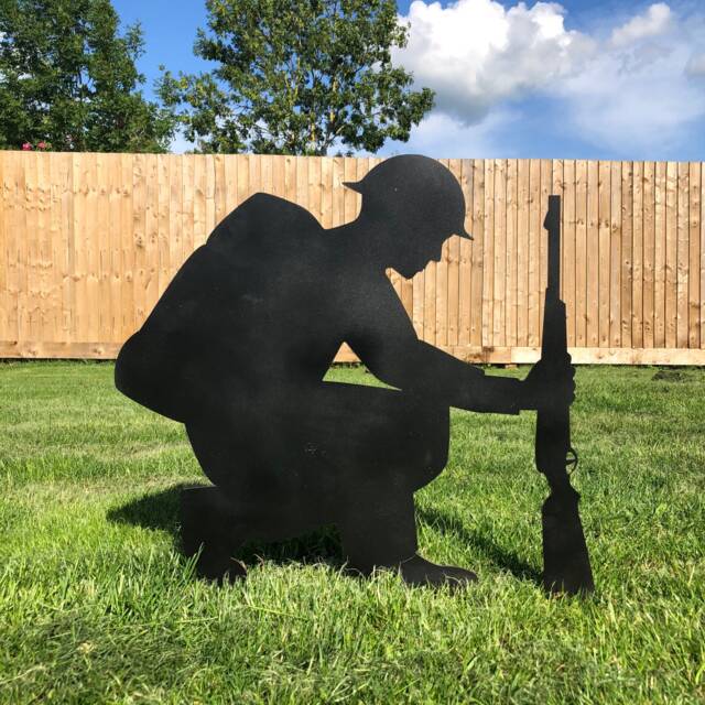 Metal Kneeling Soldier Garden Ornament - Lest We Forget Remembrance Day Gift - image 1