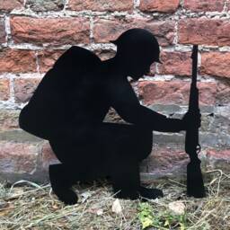 Metal Kneeling Soldier Garden Ornament - Lest We Forget Remembrance Day Gift - thumbnail 2