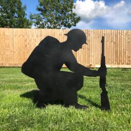 Metal Kneeling Soldier Garden Ornament - Lest We Forget Remembrance Day Gift - thumbnail 1