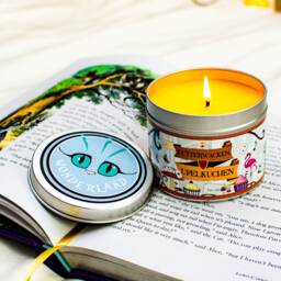 Alice in Wonderland Themed Futterwacken & Upelkuchen Candle - Literary Candles Alice Wonder Land Mad Hatter Bookish - thumbnail 3