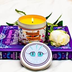 Alice in Wonderland Themed Futterwacken & Upelkuchen Candle - Literary Candles Alice Wonder Land Mad Hatter Bookish - thumbnail 2