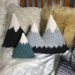 Crochet Mountain Range Pillow Chunky Wool Blend, Rustic Cabin Decor - thumbnail 3
