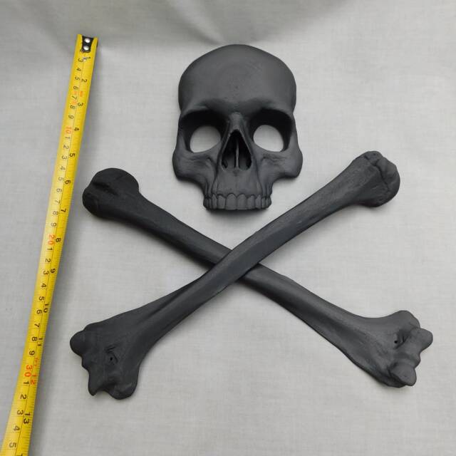 Skull & Crossbones Full Size Wall Hanging D??cor - Gothic Pirate Art Ornament - image 1