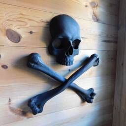 Skull & Crossbones Full Size Wall Hanging D??cor - Gothic Pirate Art Ornament - thumbnail 3