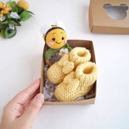 Bee Baby Girl Gift Set For Pregnant Sister, Bumble Bee Shower Box With Toy & Hand Knit Booties - thumbnail 4