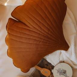 "Linen Ginkgo Leaf Pillow ""Caramel" - thumbnail 3