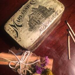 Maryland Club Mixture Vintage Tobacco Tin Egyptian Musk & Vanilla Soy Candle - thumbnail 2