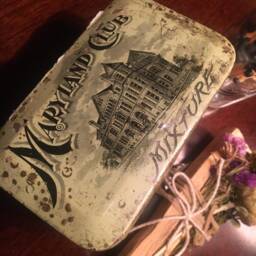 Maryland Club Mixture Vintage Tobacco Tin Egyptian Musk & Vanilla Soy Candle - thumbnail 3