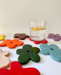 Personalized Ceramic Daisy Coaster Colorful Floral Decor - thumbnail 1