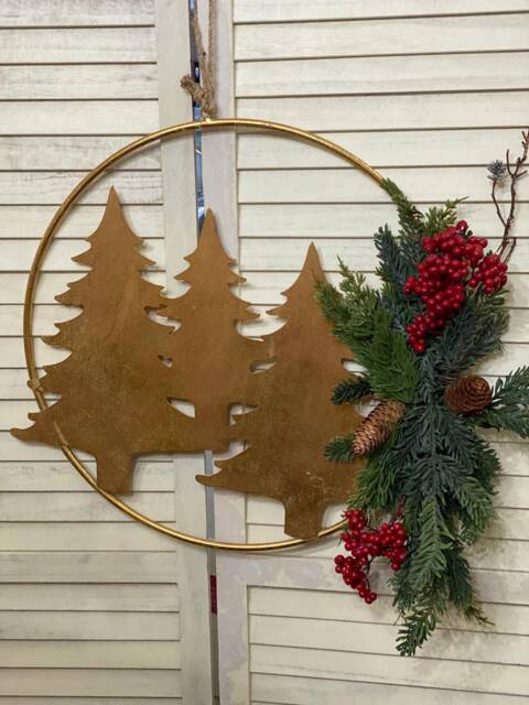 Sale Winter, Christmas, Artificil Wreath Decoration, Wall Or Door Hung, Gold & Silver Metal, Large Ornament, Red Berries, Christmas Tree