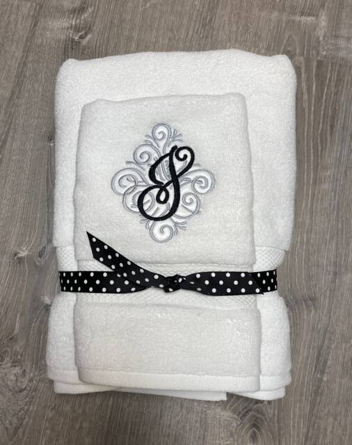 Swirly Initial Bath Towel - image 1