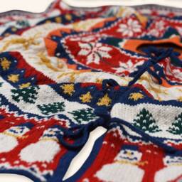 Christmas Tree Skirt Wool Hand Knitted, One Of A Kind Old Fashion Holiday Decor, Knit Xmas Skirt, Made in New York - thumbnail 3