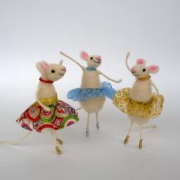 Felted Mouse, Mouse Ballerina, Felt Animal, Birthday Cake Topper, Cute Dancing Waldorf Toy, Miniature Handmade, Eco Gift - thumbnail 4