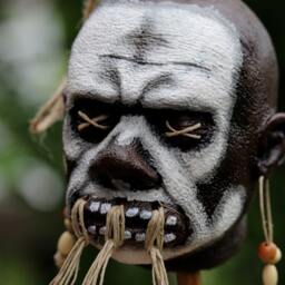 Shrunken Head Voodoo Witch Doctor Replica - thumbnail 2