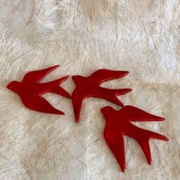 Set Of 4 Red Flying Swallows For Room & Garden Decoration, Flock Birds Wall Art, Swallow Staircase Decor, Outdoor Hosting - thumbnail 3