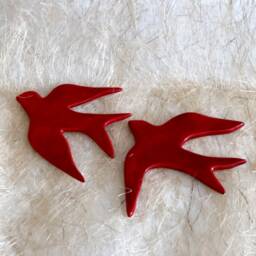 Set Of 4 Red Flying Swallows For Room & Garden Decoration, Flock Birds Wall Art, Swallow Staircase Decor, Outdoor Hosting - thumbnail 2