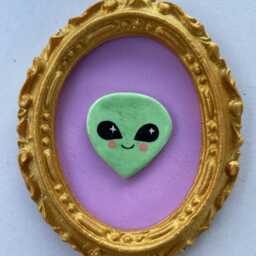 Kawaii Frame With Green Alien Head Sculpture - Unique Wall Decor For Home & Kids Room, Original Gift - thumbnail 3