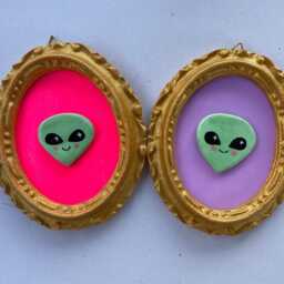Kawaii Frame With Green Alien Head Sculpture - Unique Wall Decor For Home & Kids Room, Original Gift - thumbnail 2