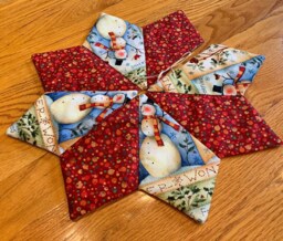 Christmas Tree Skirt, Table Top, Mini, Small, Bird, Quilted, Hearts - thumbnail 1