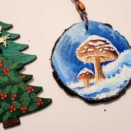 Hand-Painted Bird Christmas Ornament, Wooden Slice Decoration - thumbnail 2
