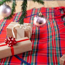 Royal Stewart Tree Skirt With Navy Trim, Red Plaid Tartan Skirt, Red Stewart Skirt, Christmas Skirt - thumbnail 2