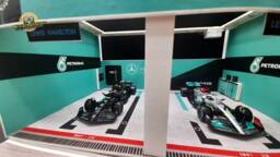 2 Formula-1 Uno Cars With Double Garage/Pit Box Lights Up Champ Factory Team 143 Xmas Christmas - thumbnail 1