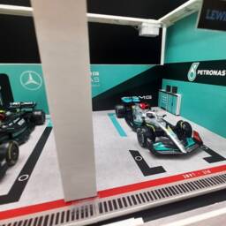 2 Formula-1 Uno Cars With Double Garage/Pit Box Lights Up Champ Factory Team 143 Xmas Christmas - thumbnail 3