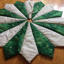 Christmas Tree Skirt, Table Top, Mini, Star, Small, Victorian, Quilted - thumbnail 2
