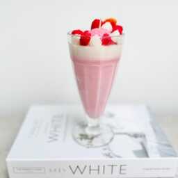 Strawberry Milkshake Candle, Soy Wax Novelty Strawberry Sundae & Cream Fragrance - thumbnail 4