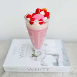 Strawberry Milkshake Candle, Soy Wax Novelty Strawberry Sundae & Cream Fragrance - thumbnail 2