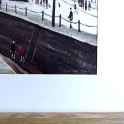 L.s. Lowry Art Print- On The Quay Maryport - Oak Finish Frame With Mount & Textured Image - thumbnail 3