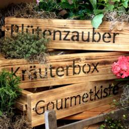 Blumenkasten Aus Massiven Holz Mit Schriftzug - H??bsche Blumenkisten F??r Balkon, Garten Oder Im Haus - thumbnail 3