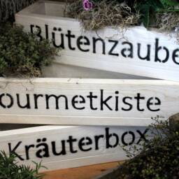 Blumenkasten Aus Massiven Holz Mit Schriftzug - H??bsche Blumenkisten F??r Balkon, Garten Oder Im Haus - thumbnail 2
