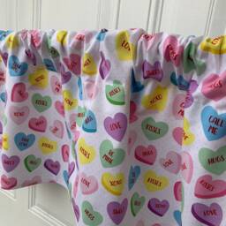 Valentine Day Cotton Lightweight Pink Candy Hearts Red Kisses Girls Room Party Holiday 42 - thumbnail 2