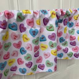 Valentine Day Cotton Lightweight Pink Candy Hearts Red Kisses Girls Room Party Holiday 42 - thumbnail 3