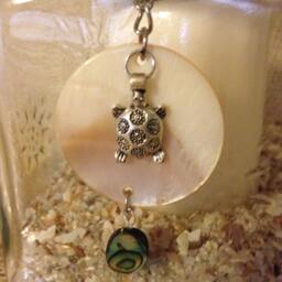 Green-Tinted Square Sun-Patterned Glass Candleholder With Metallic Sea Turtle & Shell Pendant - thumbnail 3