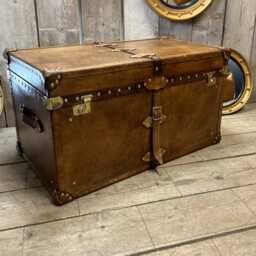Handmade English Bridle Leather Trunk Coffee Table - Luxury Living Room Furniture Piece - thumbnail 2